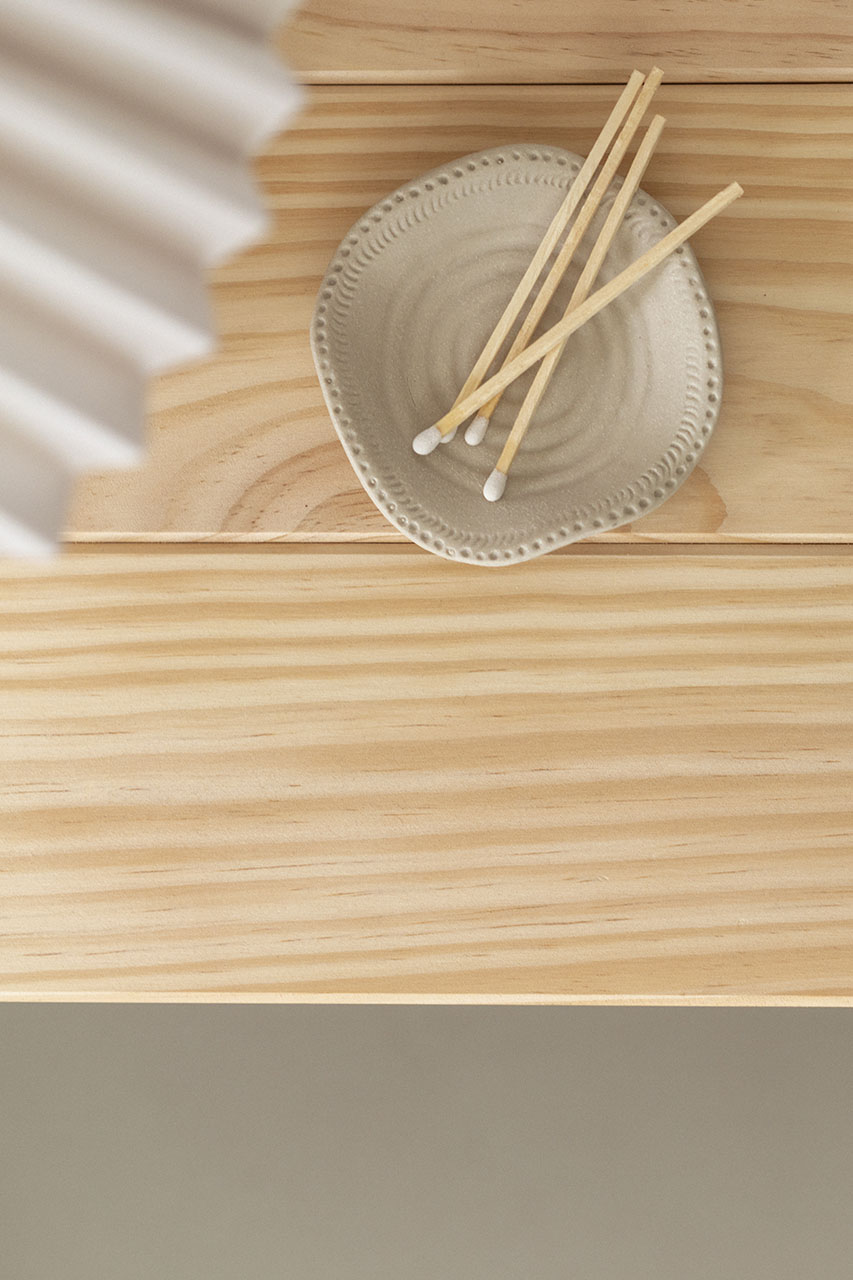 Imagen de ambiente 4 para:Mesilla fotante de madera maciza con un caj&oacute;n